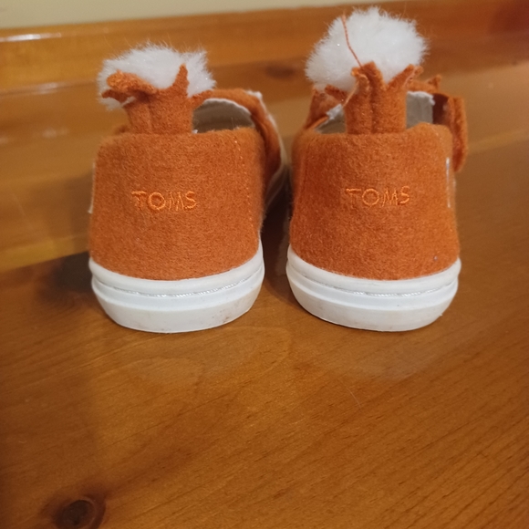 Tom's Shoes - Picture 2 of 4